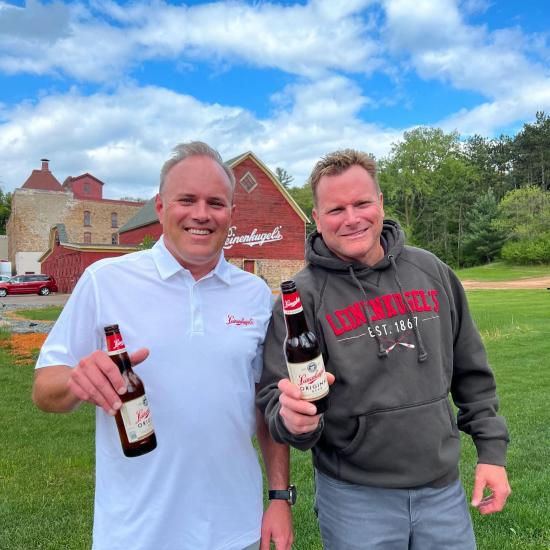 Cheers to our Leinie’s Dads!
 
To the ones who make the beer & the ones who drink the beer, Happy Father’s Day! 🍺
